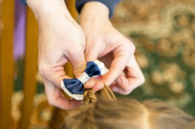 Anne kızına saçlarını plaits