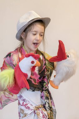 mutlu çocuk, yaratıcı eğlence kavramı - tiyatroda oynayan kız.