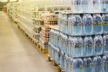 maden suyu palet üzerinde bir alışveriş merkezinde