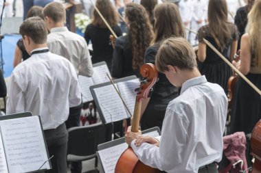 Erkekler bir çello bir Orkestrası ile