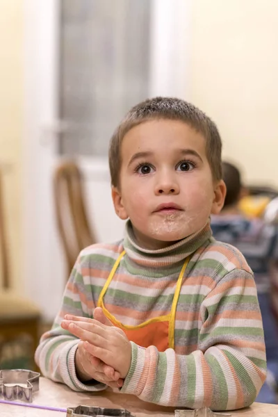 Niño Pequeño Esculpe Fuera Masa — Foto de Stock