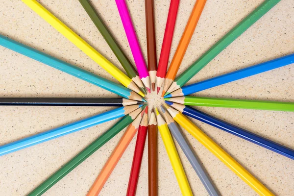 明るい背景に分離された鉛筆のリング 色とりどりの鉛筆 — ストック写真