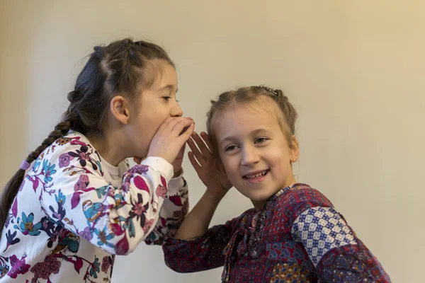 Junges Mädchen Flüstert Ihren Besten Freunden Geheimnisse Ins Ohr — Stockfoto