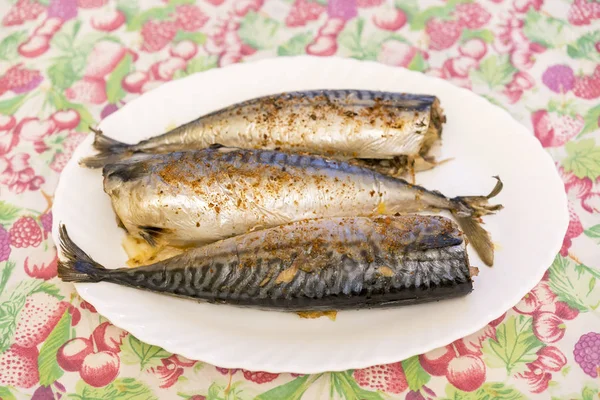 Три Запеченные Рыбы Белой Тарелке Здоровую Пищу Морепродукты Макрель — стоковое фото