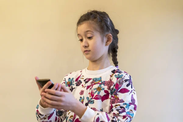 Маленька Дівчинка Використовує Смартфон Несподіванкою — стокове фото