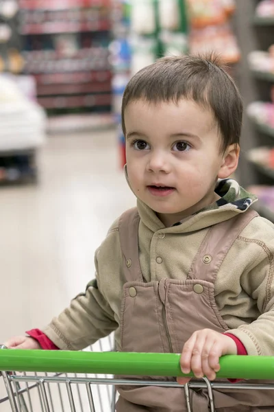 Lindo Bebé Niño Sentado Carro Supermercado — Foto de Stock