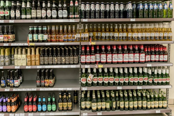 Kiev Oekraïne Februari 2018 Verschillende Soorten Bier Schappen Supermarkt — Stockfoto