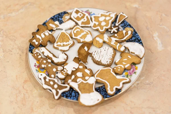 Biscoitos Gengibre Frescos Decorados Com Crianças Belo Prato — Fotografia de Stock