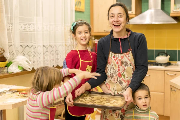 Uma Mãe Alegre Com Três Filhos Cozinhou Biscoitos — Fotografia de Stock