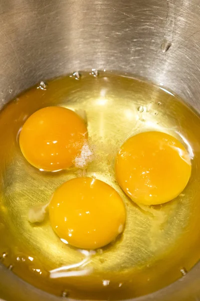 Три Яйца Железной Чаше — стоковое фото