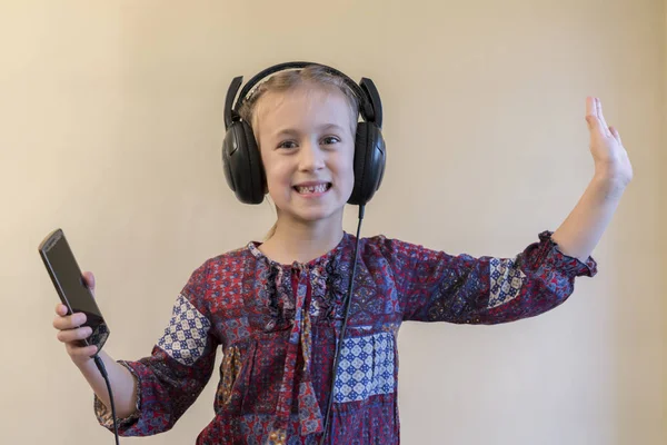 Bambina Ascolta Musica Uno Smartphone Balla — Foto Stock