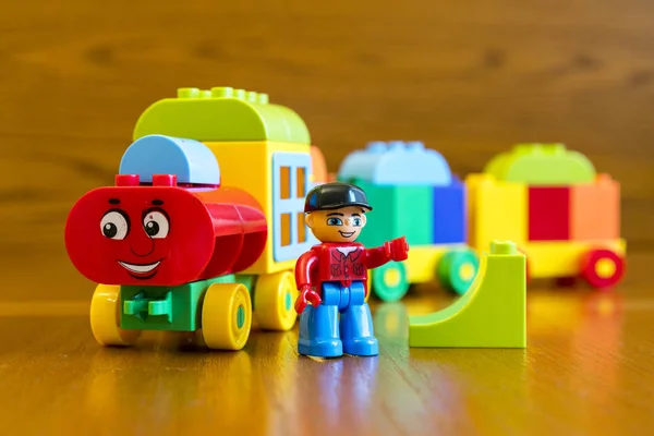 Locomotora Infantil Con Vagones Sobre Fondo Madera — Foto de Stock