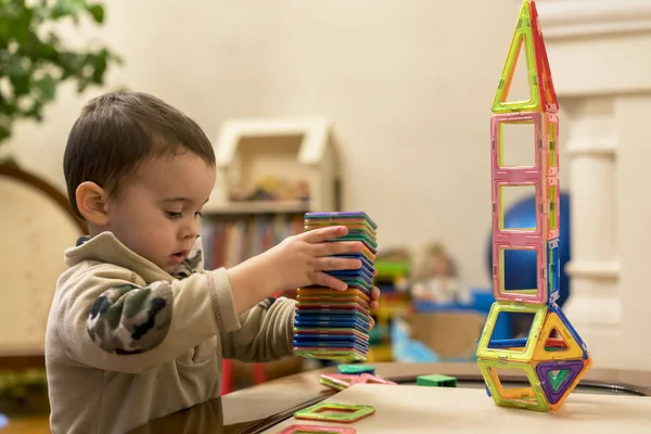 Dziecko Bawi Się Zabawki Magnetyczne Konstruktor — Zdjęcie stockowe