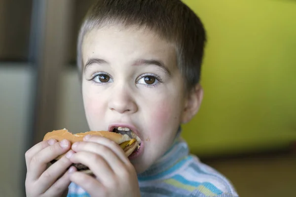 Niño Comiendo Una Hamburguesa — Foto de Stock