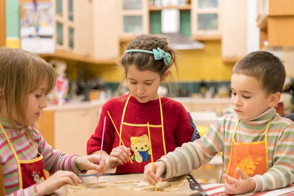 Trois Enfants Moulant Des Biscuits Partir Pâte Deux Filles Garçon — Photo