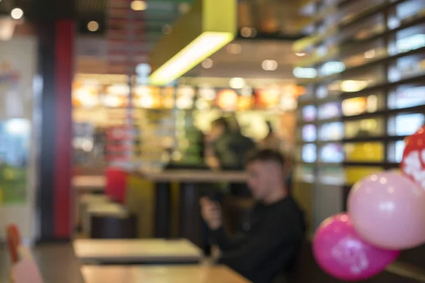 Cara Roupas Pretas Está Sentado Café Embaçado — Fotografia de Stock