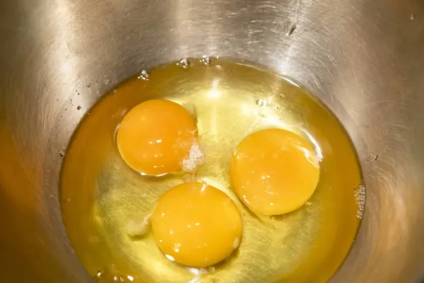 Три Яйца Железной Чаше Посыпанной Солью — стоковое фото