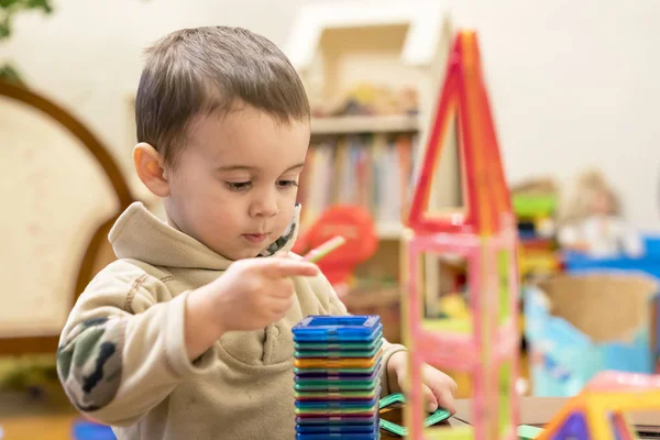 Mignon Enfant Jouer Avec Magnétique Constructeur Jouet — Photo