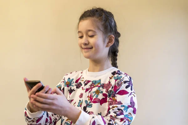 Усміхнена Маленька Дівчинка Смартфоном — стокове фото