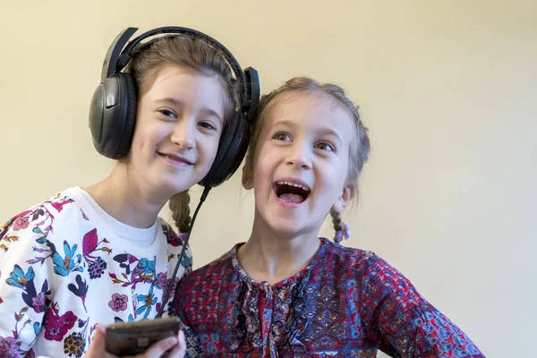 Dwie Małe Dziewczynki Szczęśliwi Razem Słuchanie Muzyki — Zdjęcie stockowe