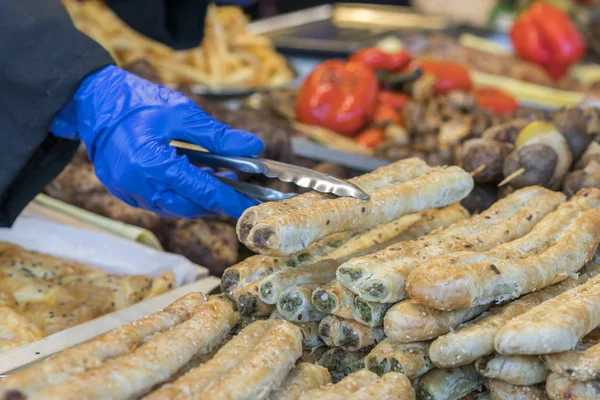 Comida Callejera Vendedor Toma Empanada — Foto de Stock