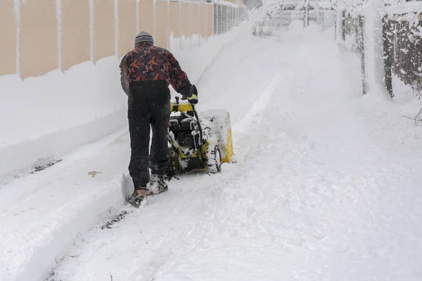 Mannen Operativa Snöslunga För Att Bort Snö Uppfarten Man Rensar — Stockfoto