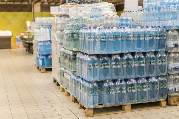 Kiev Ucrania Febrero 2018 Varias Opciones Botellas Agua Mineral Plástico —  Fotos de Stock