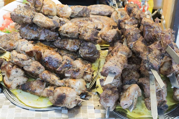 Carne Horno Pinchos Comida Callejera Vendedor Toma Empanada — Foto de Stock