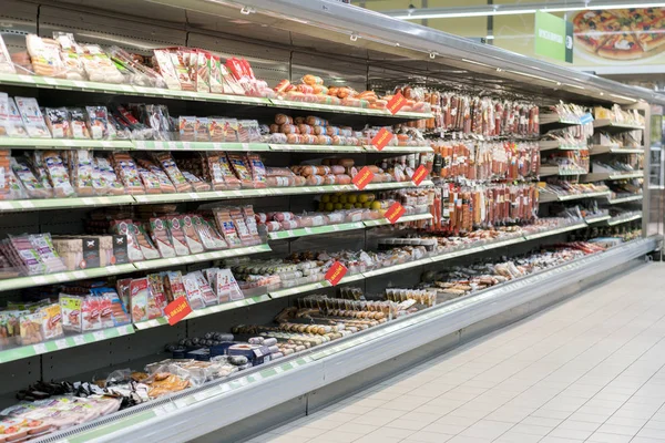 Киев Украина Февраля 2018 Года Полки Колбасой Мясной Продукцией Супермаркете — стоковое фото