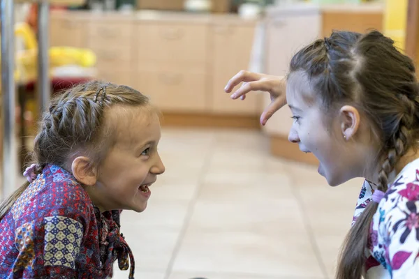 Foto Stock Uma Imagem Duas Meninas Lutando Gritando — Fotografia de Stock