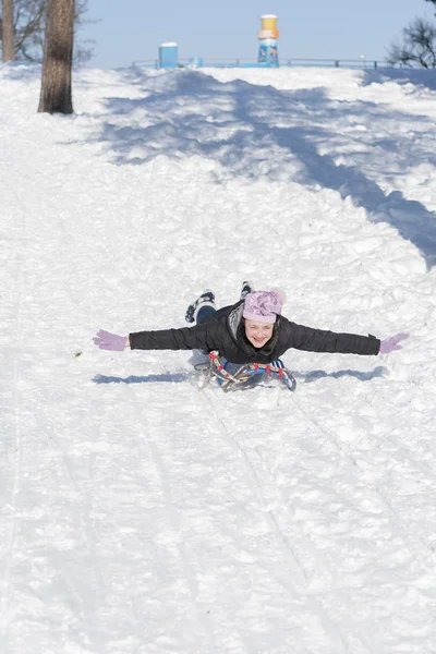 Młoda Kobieta Sankach Śniegu Śmiejąca Się Dziewczyna Odzieży Zimowej Idzie — Zdjęcie stockowe