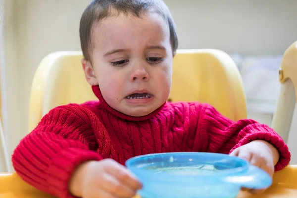 Bambino Maglione Rosso Piange Davanti Lui Piatto Blu — Foto Stock