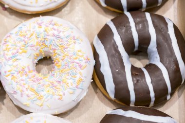 Çörek. Tatlı krema şeker yiyecek. Tatlı renkli aperatif. Sırlı sprinkles. Lezzetli pasta kahvaltı tedavi. Ekmek pasta. Halka buzlanma ile. Sağlıksız yuvarlak pişmiş