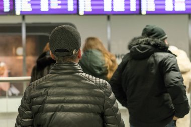 İnsanlar havaalanında uçuş varış için bekliyor. Seçilen odak.