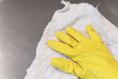 Kaput koruyucu eldiven elinde mendil.