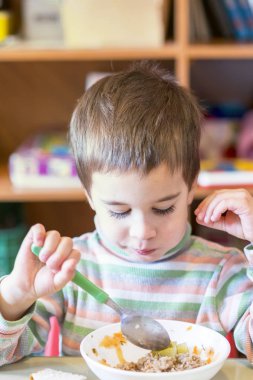 5 yaş anaokulu yulaf çorbası yeme bir çocuk