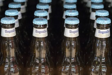 Kiev, Ukrayna. 18 Şubat 2018. Mağaza raf Hoegaarden bira şişeleri. Hoegaarden, Belçika, birahane ve iyi bilinen buğday bira üreticisi Hoegaarden bira olduğunu.