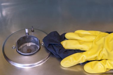 Kaput koruyucu eldiven elinde mendil.