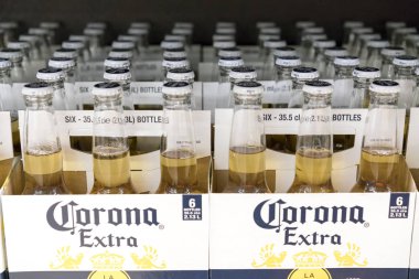 Kiev, Ukrayna. 18 Şubat 2018. Light bira kutularındaki 