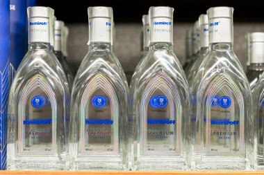 Kiev, Ukrayna. 20 Şubat 2018. Votka Nemiroff mağaza rafındaki.