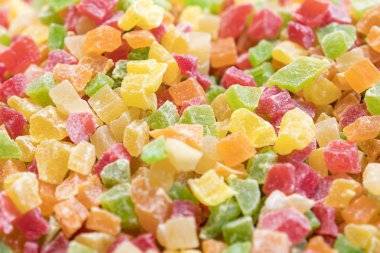 Taze çok renkli bir sepet meyve şekerlenmiş.