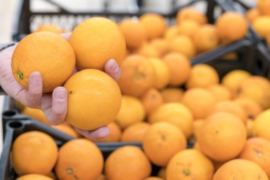 El ile portakal turuncu bir arka plan üzerinde.