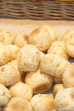 Peynir topları bir raf mağaza