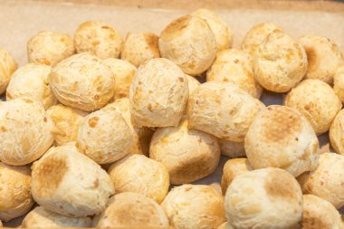 Peynir topları bir raf mağaza