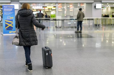 Havaalanında bir bavul kadınla. Seçilen odak.