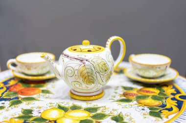 Pahalı ve güzel çay seti, porselen.