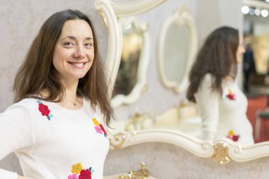 Genç kadının yanına büyük ayna.