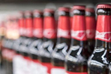 Kiev, Ukrayna. 18 Şubat 2018. Mağaza rafındaki şişe bira. Bulanık