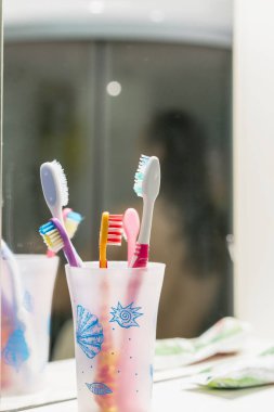 Bir bardak banyoda diş fırçaları.