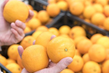 El ile portakal turuncu bir arka plan üzerinde.